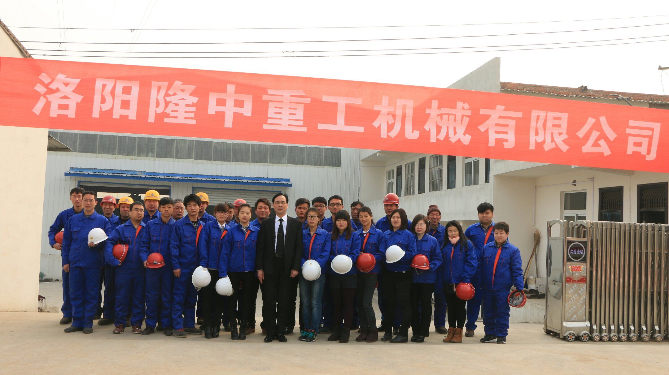 新員工參觀學(xué)習(xí)細(xì)沙回收機車間.jpg